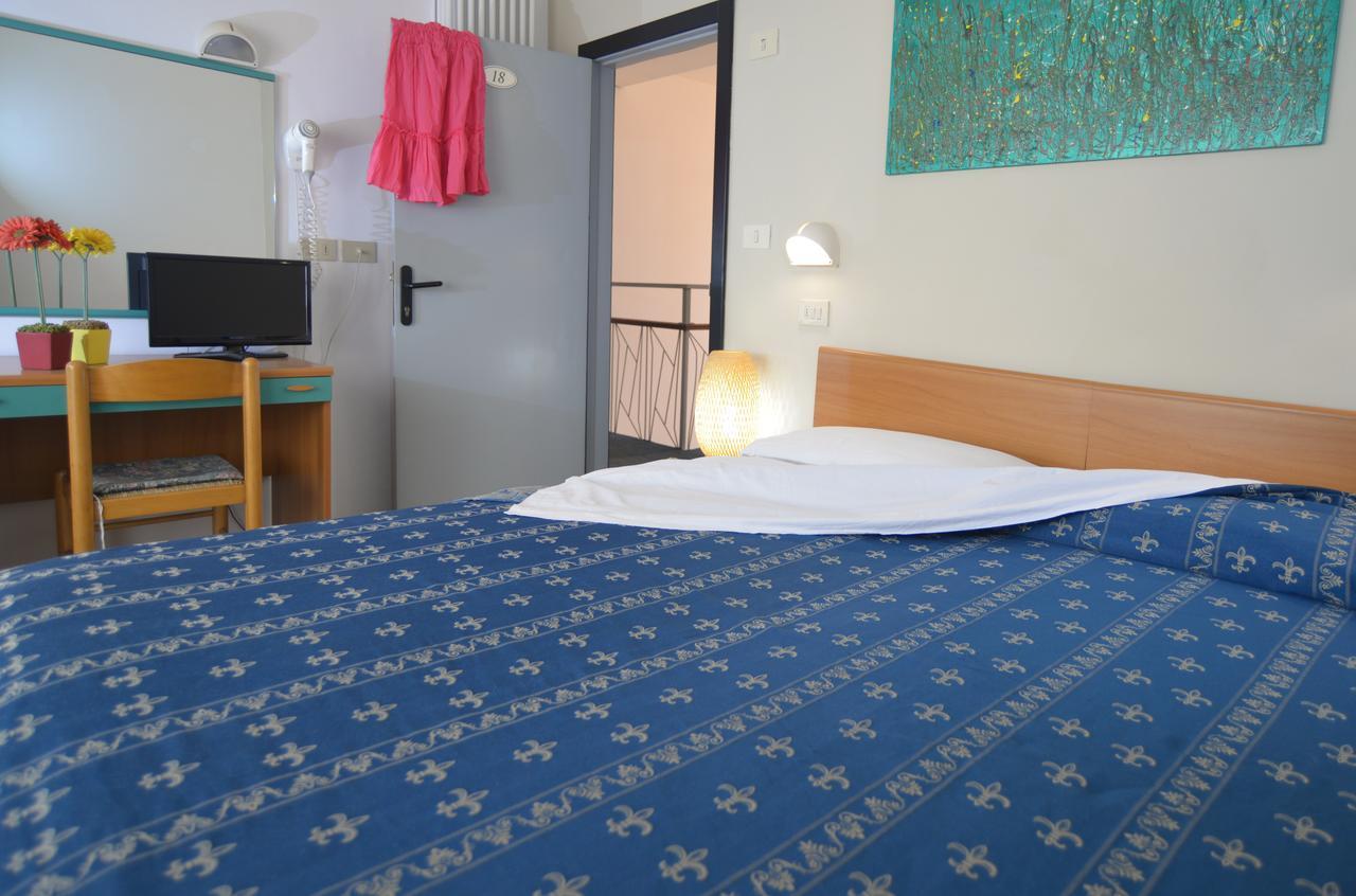 Hotel Iride Suite & Breakfast- Ideale Per Famiglie E Coppie Риччоне Экстерьер фото
